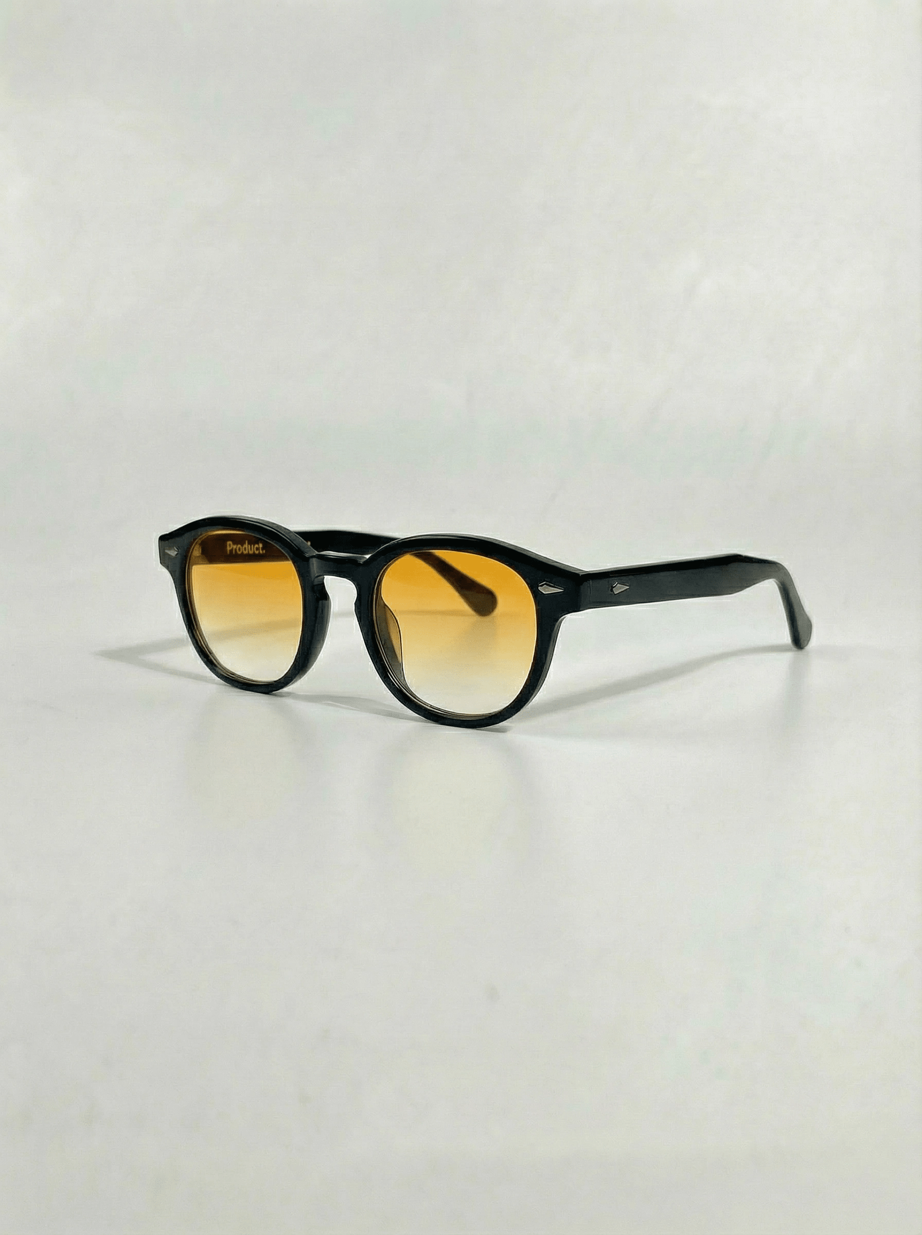 Lunettes de soleil Cannes vue 3/4 monture noire verres jaunes Product Travel