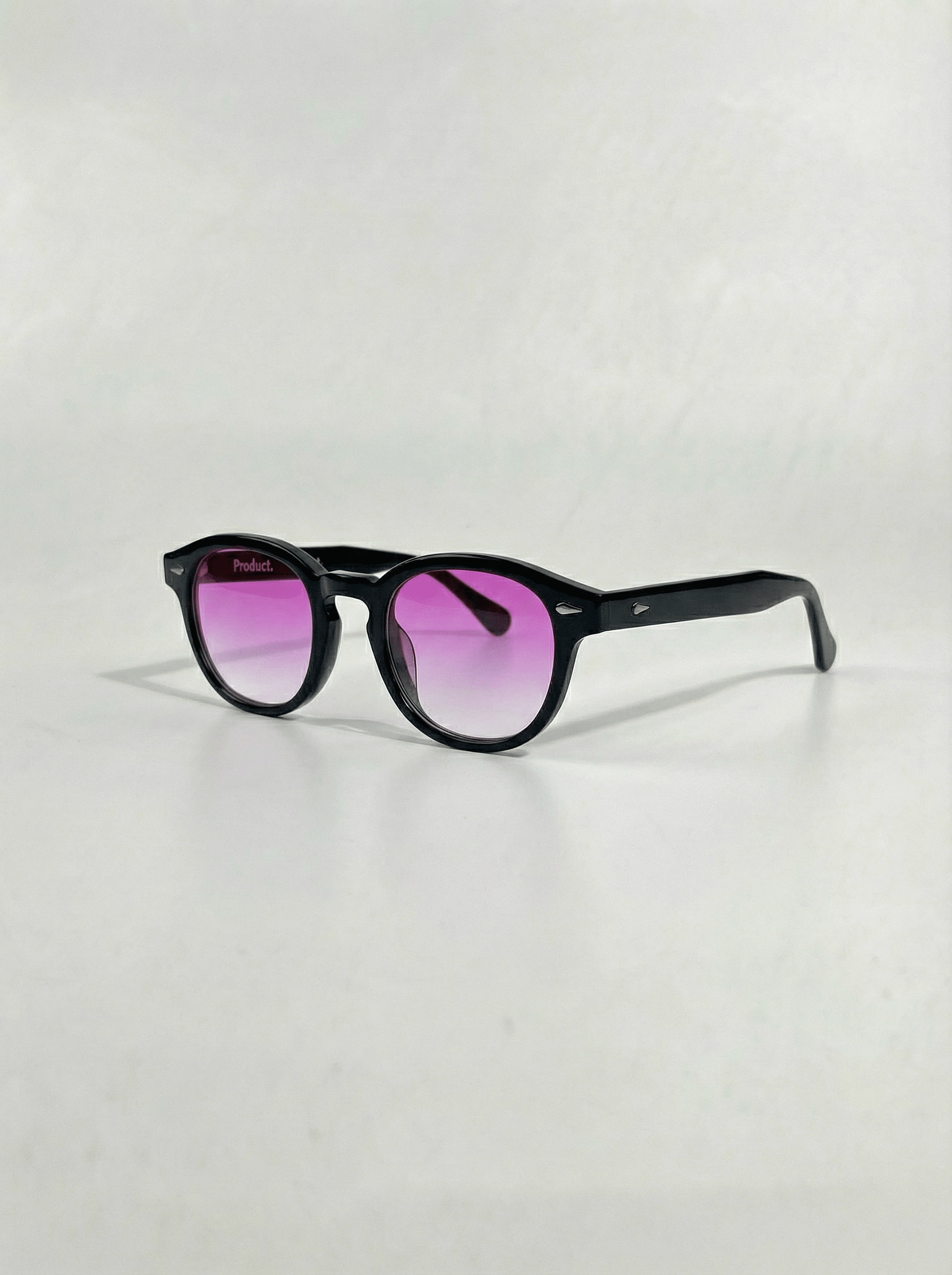Lunettes de soleil Marbella vue 3/4 monture noire verres roses Product Travel