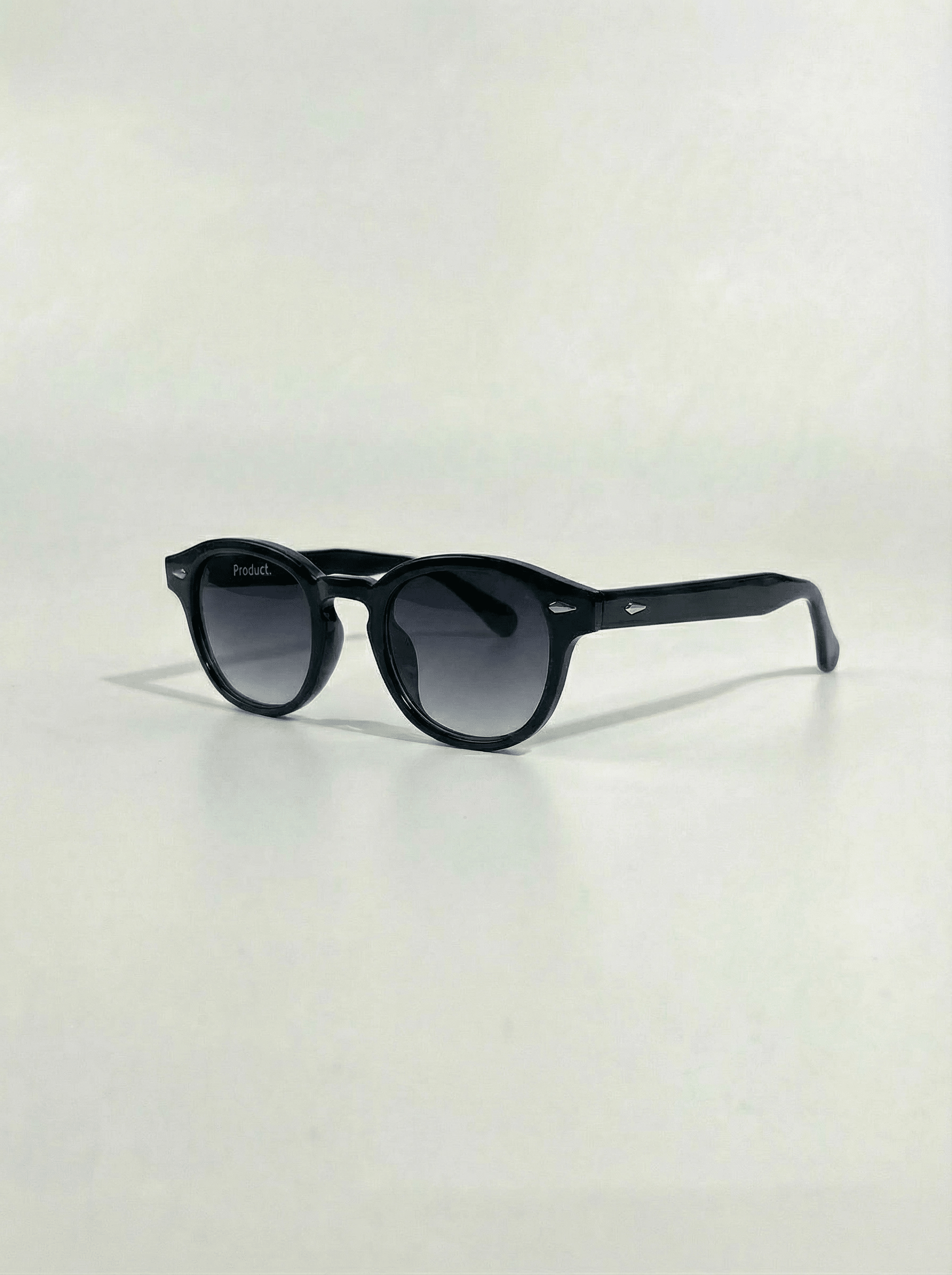 Lunettes de soleil New York vue 3/4 monture noire verres gris Product Travel