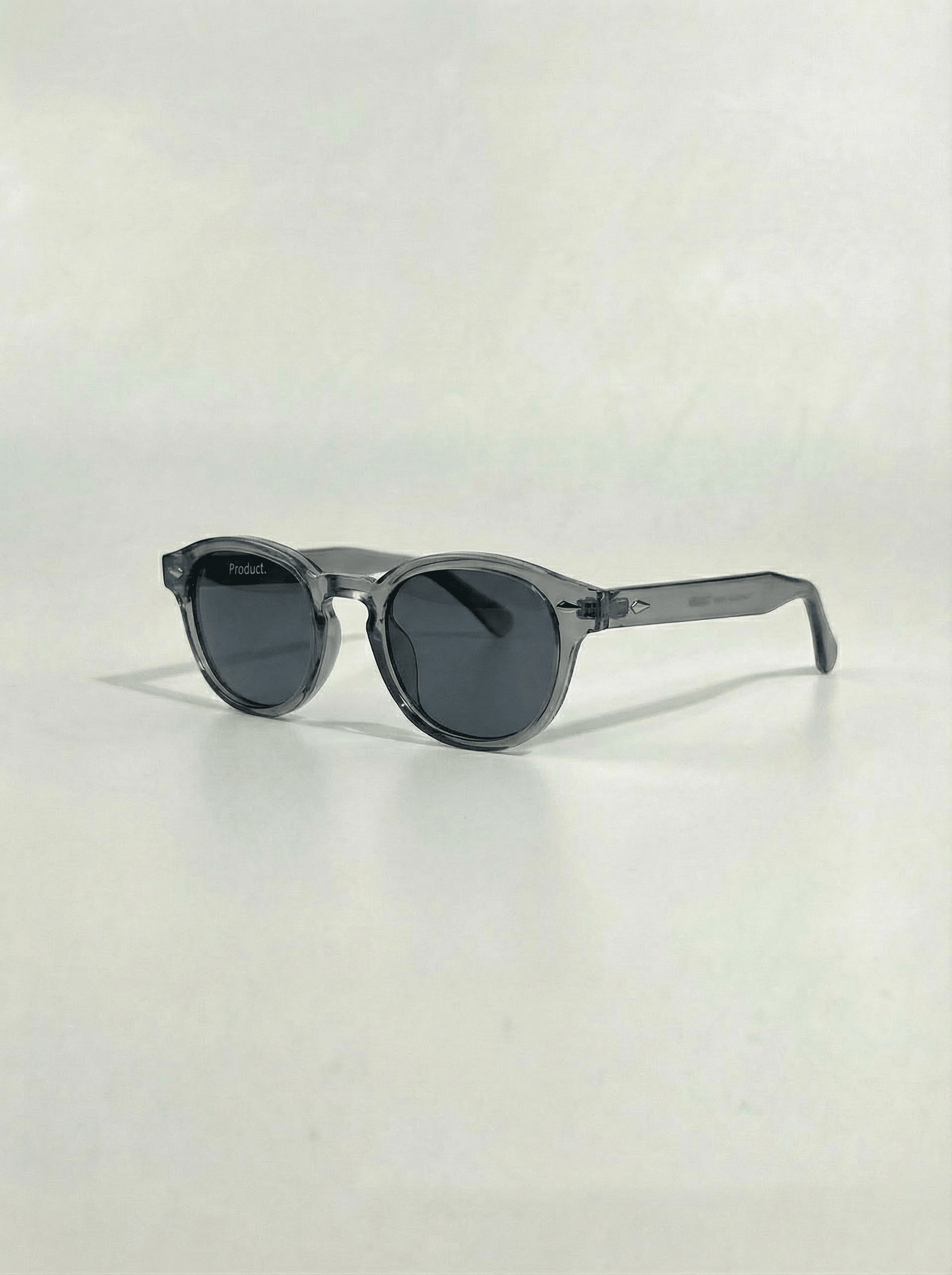 Lunettes de soleil Dubai vue 3/4 monture fumée verres gris Product Travel