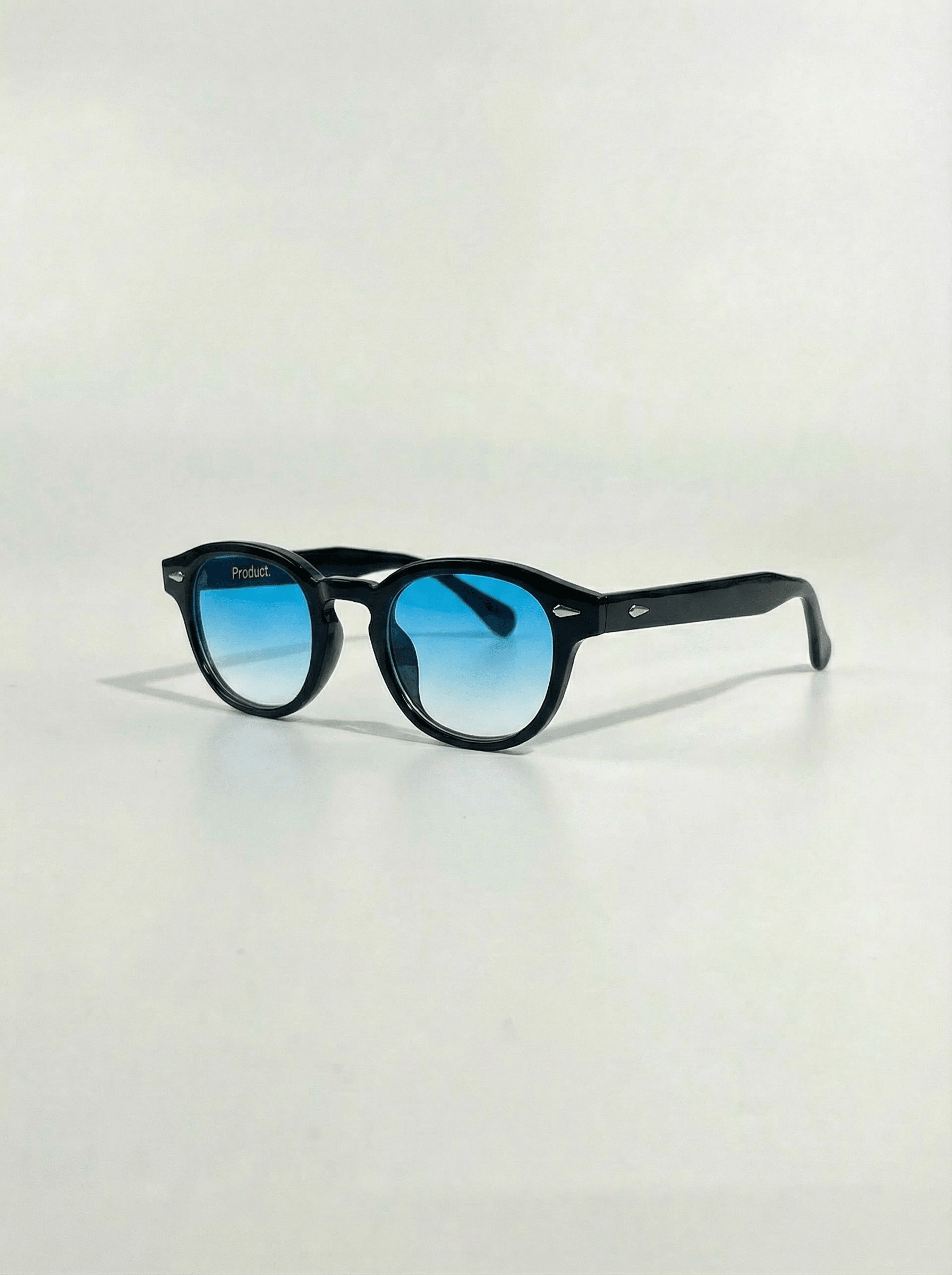 Lunettes de soleil Paris vue 3/4 monture noire verres bleus Product Travel