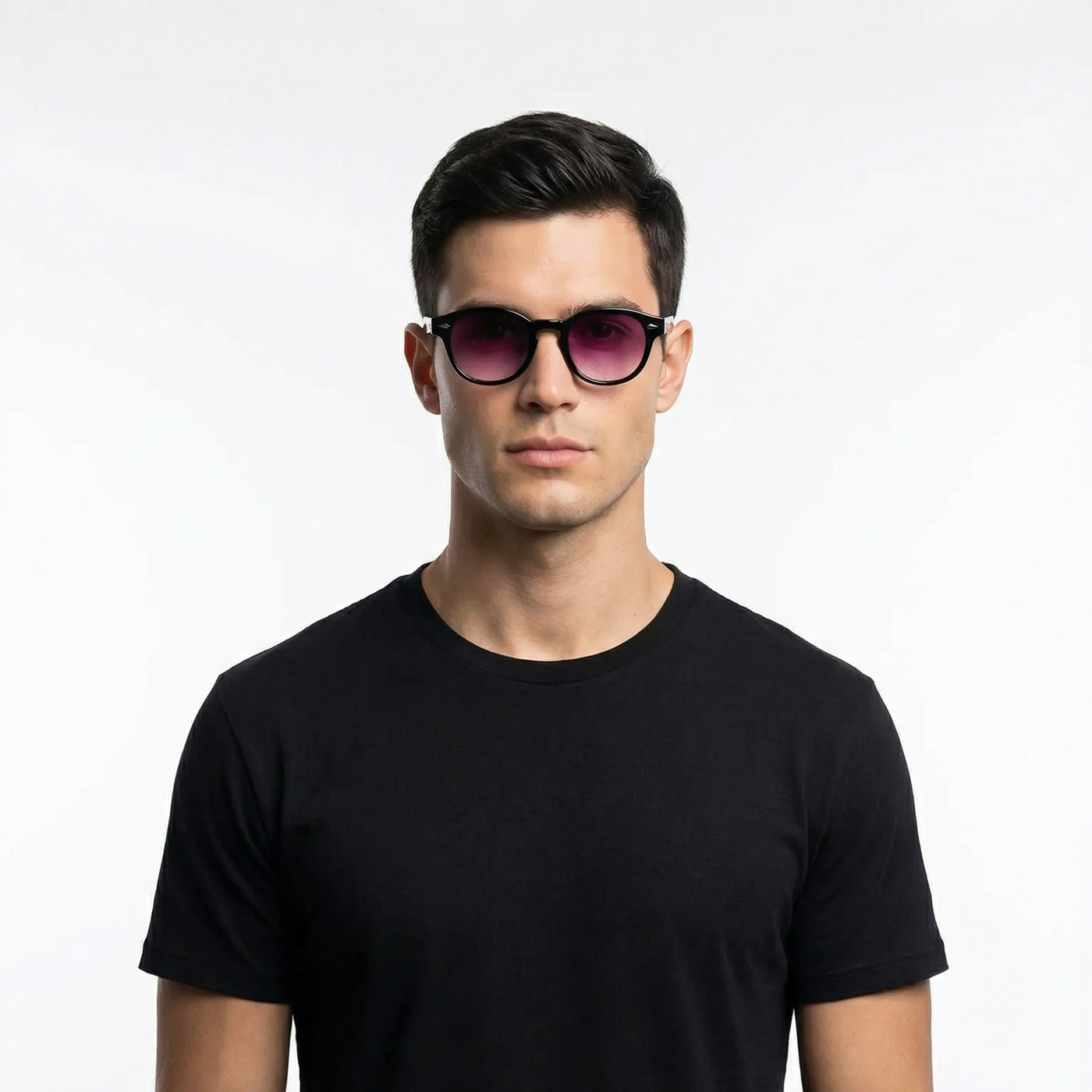 Homme portant les lunettes de soleil Marbella Product Travel monture noire verres roses UV400