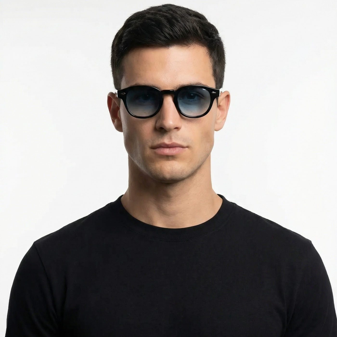 Homme portant les lunettes de soleil New York Product Travel monture noire verres bleus UV400